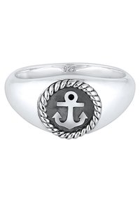 Silverring med en upphöjd ankradesign i svart, omgiven av en vriden repdetalj. Slät, polerad båge med rundad form.