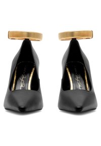 Juodi aukštakulniai bateliai iš blizgios lakinės odos, su smailiu priekiu ir auksiniu metaliniu kulkšnies dirželiu, pasižyminčiu briaunuota tekstūra.