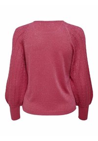 Pull en tricot rose étincelant avec manches longues bouffantes à motif torsadé et poignets côtelés ajustés, vu de dos.
