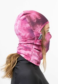 Rosa Batik-Balaclava aus weichem Stoff, eng anliegend, bedeckt Kopf und Hals, mit einer Textur, die glatt und leicht dehnbar erscheint.