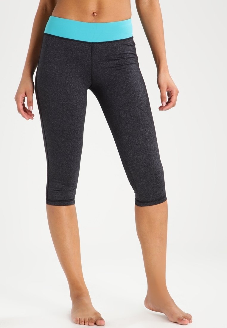 Leggings capri noirs de sport avec une ceinture élastique turquoise. Fabriqués en matériau extensible et respirant.