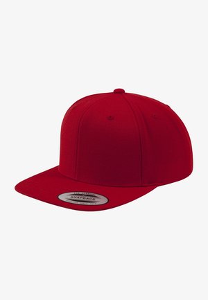 Červená snapback čiapka vyrobená z látky, s štruktúrovaným tvarom, plochým krempou a nastaviteľným páskom; obsahuje okrúhlu logo nálepku na prednej strane.
