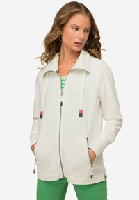 Giacca zip-up grigia chiara con colletto alto, caratterizzata da dettagli con cordino rosa e nero, tasche laterali e polsini a costine.