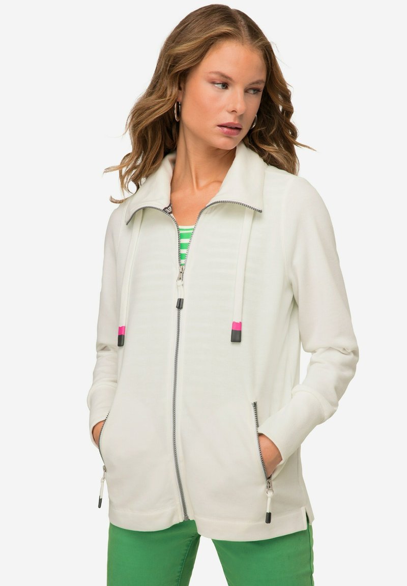 Giacca zip-up grigia chiara con colletto alto, caratterizzata da dettagli con cordino rosa e nero, tasche laterali e polsini a costine.