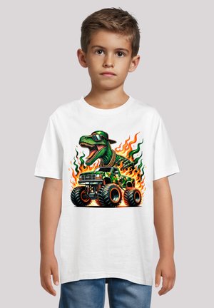 Witte T-shirt met korte mouwen, voorzien van een kleurrijke afbeelding van een dinosaurus in een zonnebril, bovenop een monstertruck, omringd door vlammen.