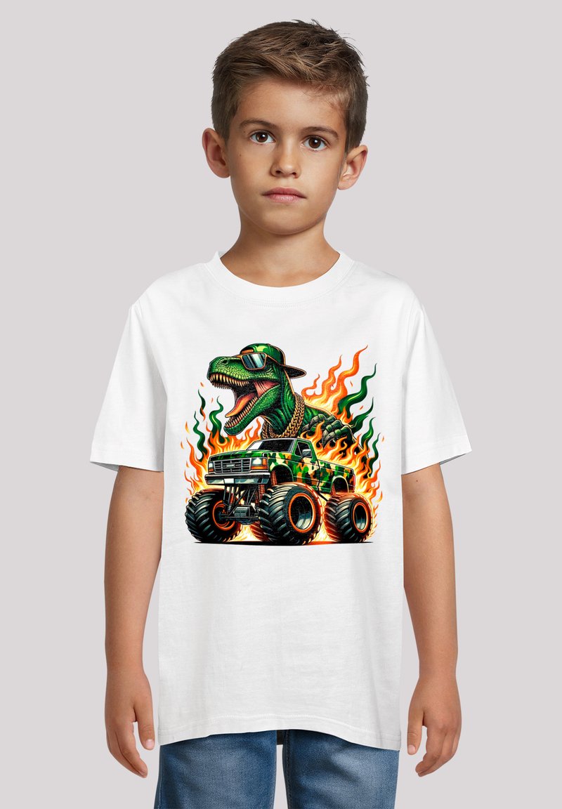 Witte T-shirt met korte mouwen, voorzien van een kleurrijke afbeelding van een dinosaurus in een zonnebril, bovenop een monstertruck, omringd door vlammen.