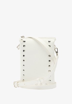 Biała torebka typu crossbody z sztucznej skóry, z srebrnymi ćwiekami po bokach, regulowanym paskiem i zamkiem błyskawicznym u góry. Gładka faktura.