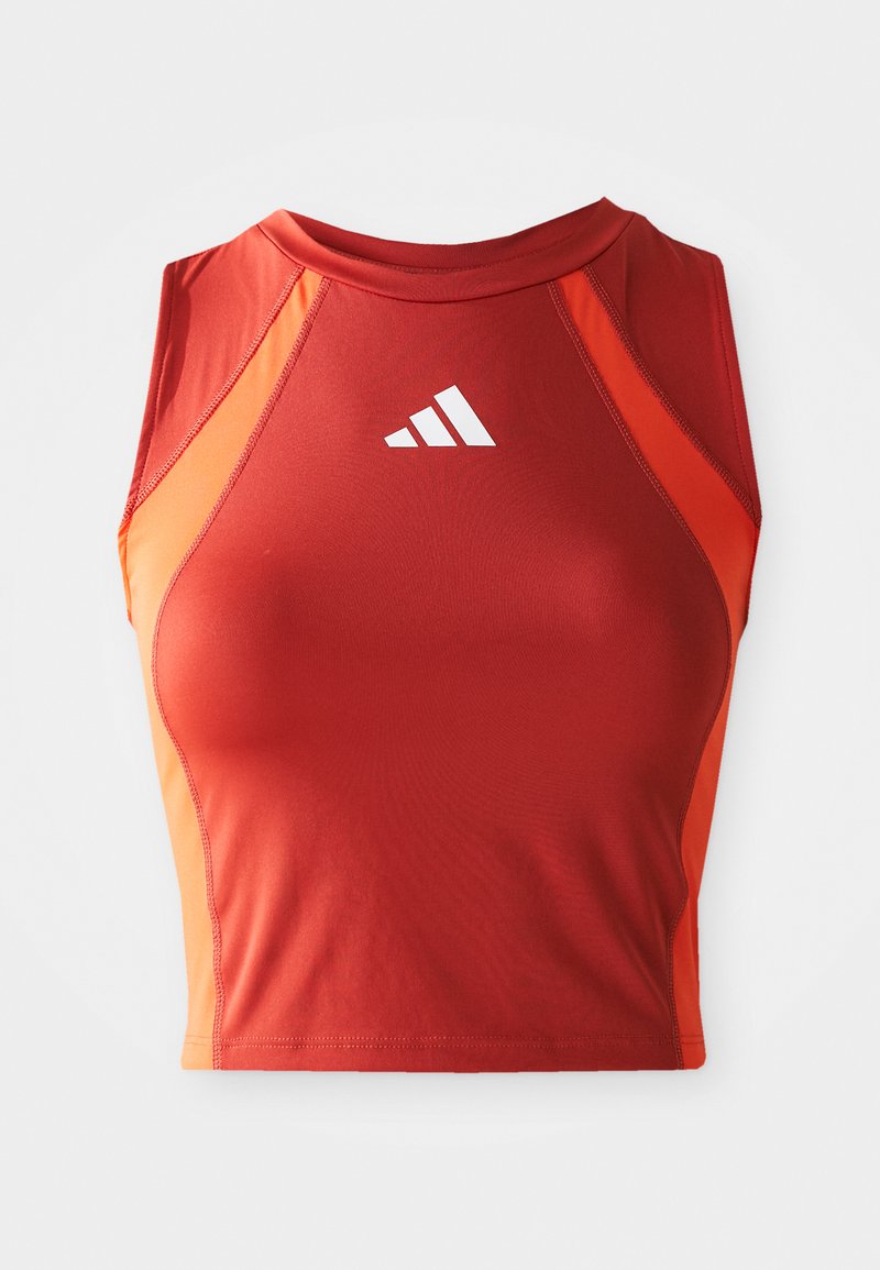 Rood en oranje mouwloos sport crop top met een ronde halslijn en textuurstof; heeft een wit Adidas-logo aan de voorkant.