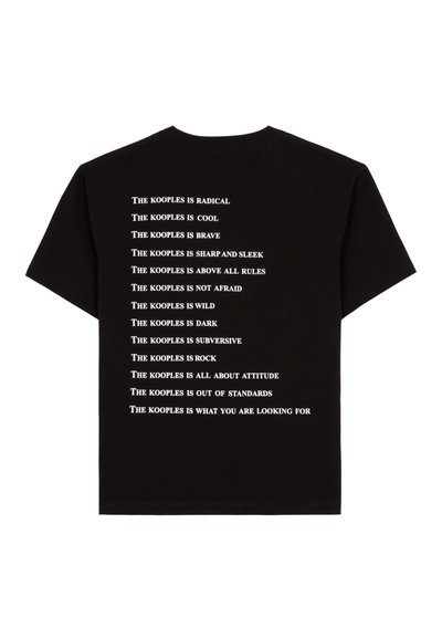 Zwarte t-shirt met korte mouwen met witte bedrukte tekst die vette uitspraken opsomt die beginnen met "THE KOOPLES IS," gecentreerd op de achterkant.