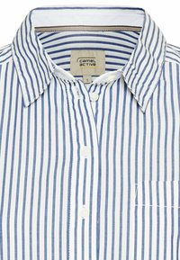 Gestreiftes blau-weißes Button-Down-Hemd mit Kragen, kleiner Vordertasche und regulärer Knopfleiste. Aus leichtem Stoff gefertigt.