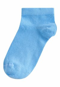 Lichtblauwe enkelsok van geribbelde breistof met verstevigde teen en boord, afgebeeld tegen een witte achtergrond.