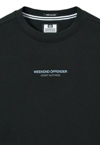 Felpa nera a girocollo con il testo bianco "WEEKEND OFFENDER" e "ADMIT NOTHING" sul petto e all'interno del colletto.
