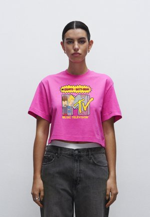 Lyserød cropped T-shirt lavet af bomuld med et grafisk print af Beavis og Butt-Head med teksten "MTV MUSIC TELEVISION".