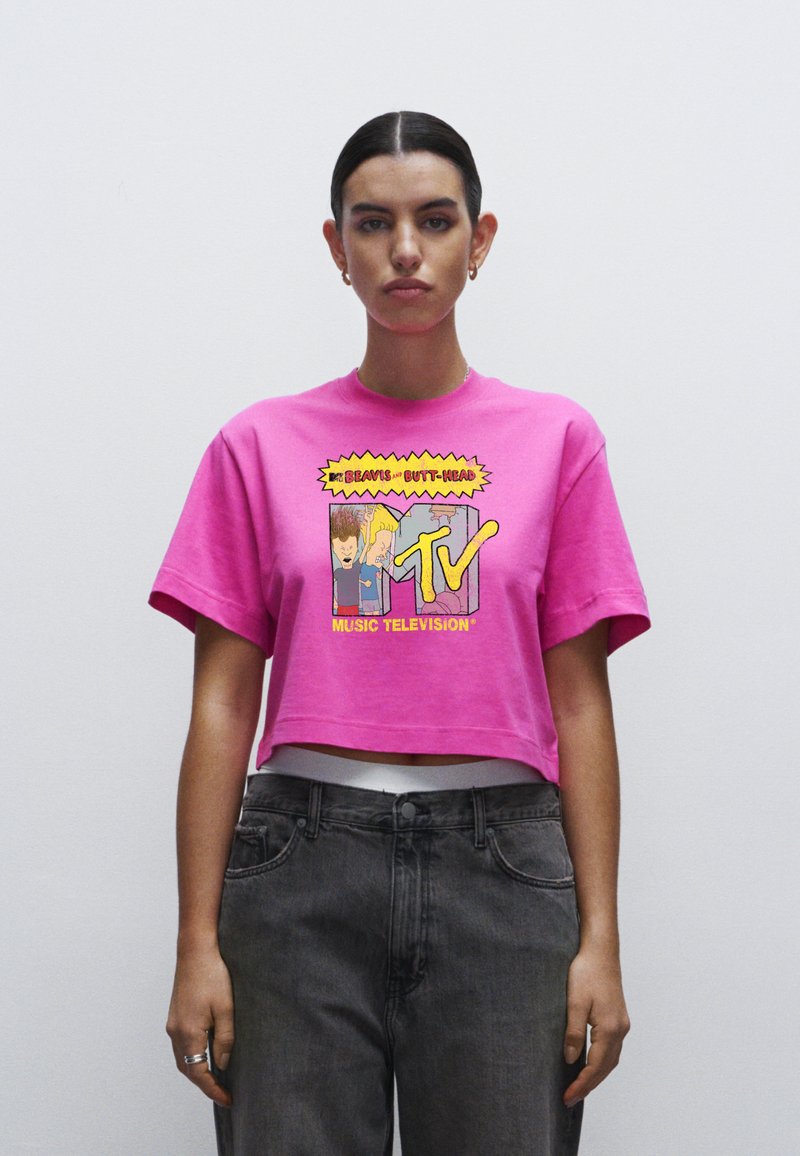 Camiseta corta rosa de algodón que presenta una impresión gráfica de Beavis y Butt-Head con el texto "MTV MUSIC TELEVISION".