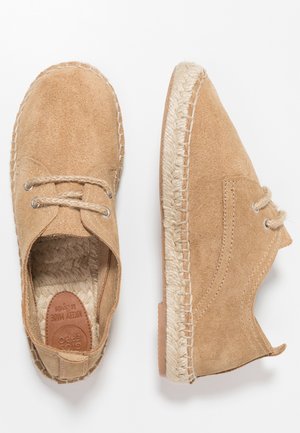 Espadrilles en daim couleur sable avec semelles en jute tressée, design à lacets et semelles intérieures doublées confortables, vues de dessus et de côté.