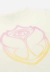Crème-kleurig t-shirt met een grote, gestileerde rozenafbeelding in een verloop van roze en gele tinten, met een zachte, gladde textuur.