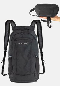 Schwarzer Rucksack mit Netzriemen, Reißverschlusstaschen und reflektierenden Akzenten. Kompaktes Design ermöglicht einfache Aufbewahrung, verwandelt sich in eine kleine Tasche.