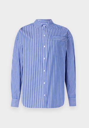 Chemise à rayures bleues et blanches à col, à manches longues, avec une poche sur le devant et un ourlet légèrement arrondi. Fabriquée dans un tissu doux.
