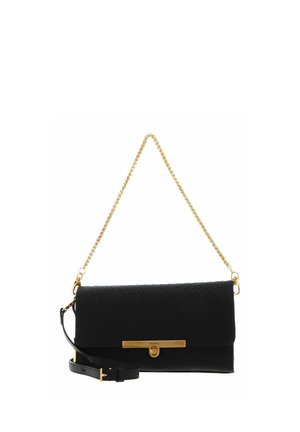 Borsa a tracolla in pelle nera testurizzata con tracolla a catena dorata e chiusura a molla dorata sulla patta frontale.