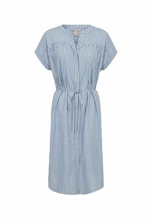 Midi-kjole med blå og hvide lodrette striber, korte ærmer, V-hals og bælte til at binde i taljen.