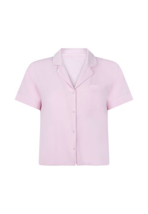 Kortebloesem, roze pyjamashirt van zachte stof. Heeft een geknofte kraag, knoopsluiting en een enkele borstzak.