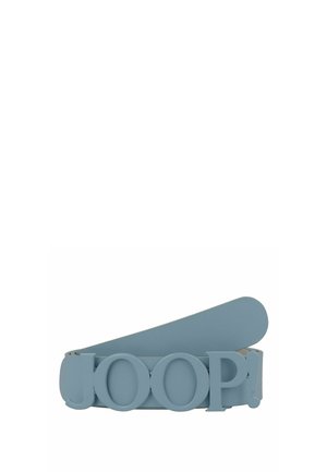 Cinturón azul claro enrollado con grandes letras en relieve "JOOP!" del mismo color que la hebilla sobre un fondo blanco.
