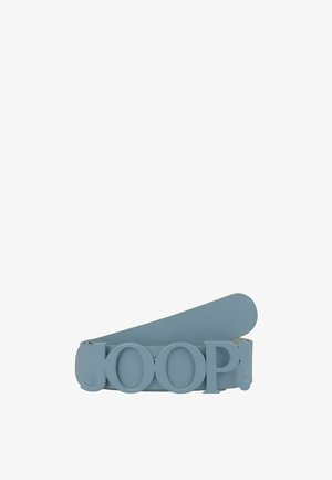 Hellblauer Gürtel, aufgerollt mit großen erhabenen „JOOP!“-Buchstaben in passender Farbe zur Schnalle auf weißem Hintergrund.