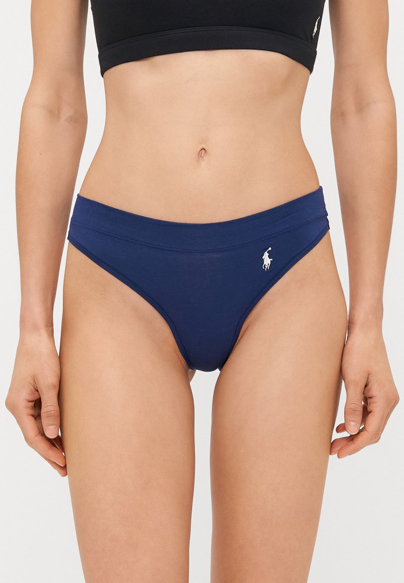 Tamnor blue bomba iz bombaža z gladko teksturo, ki ima pas in majhen bel logo polo na levi strani.