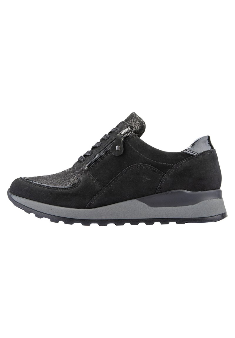 Schwarze Wildleder-Sneaker mit einem strukturierten Obermaterial, seitlichem Reißverschluss, traditionellen Schnürsenkeln und einer grauen Gummisohle. Verfügt über einen leichten Absatz für zusätzlichen Halt.