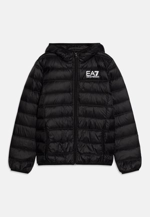 Schwarze gesteppte Kapuzenjacke mit Frontreißverschluss, elastischen Bündchen und weißem EA7 Emporio Armani Logo auf der linken Brust.