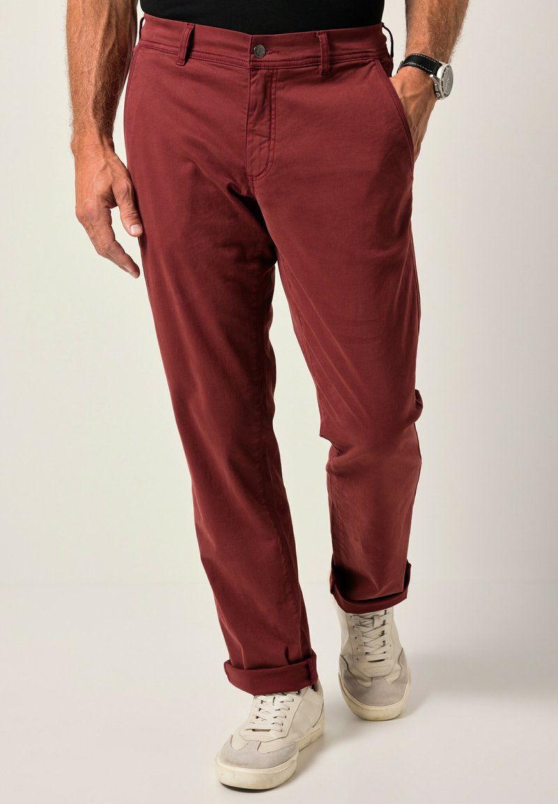 Bordové bavlněné kalhoty s rovný fit, přední kapsy a manžetami, kombinované se světlými teniskami. Hladký povrch, jednoduchý design.