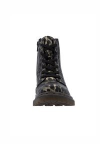 Bottines à imprimé léopard noir et or en matériau brillant, avec des lacets noirs et une fermeture éclair latérale pour un enfiler facile. Semelle en caoutchouc texturée.