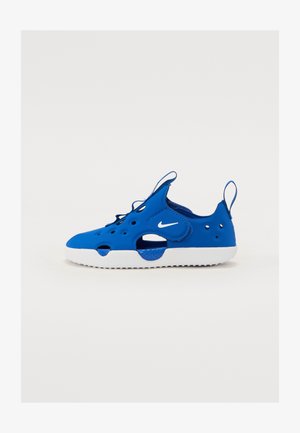Sneaker blu con tomaia in gomma dotata di fori forati, colletto imbottito e suola bianca. Include una linguetta in tessuto per una facile calzata.