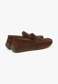 Braune Wildleder-Pantoletten mit einem Slip-On-Design, featuring einer gestickten Zehenpartie, gepolstertem Kragen und Gummisohle mit strukturiertem Grip.