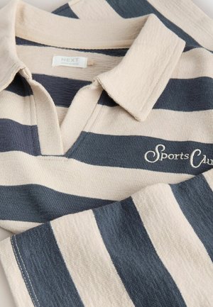 Beige und marineblau gestreiftes Poloshirt mit Kragen, das ein kleines "Sports Club"-Logo in Weiß aufweist. Hergestellt aus einem strukturierten Stoff.