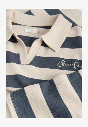 Beige og marineblå stribet polo skjorte med krave, prydet med et lille "Sports Club" logo i hvid. Fremstillet af en struktureret stof.