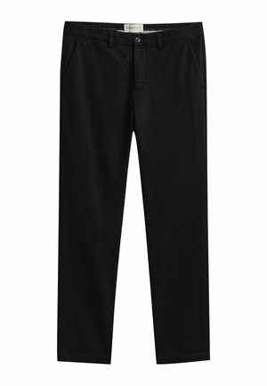 Pantalon noir à jambes droites avec passants de ceinture, poches latérales, fermeture par boutons et étiquette GANT visible sur la ceinture intérieure.