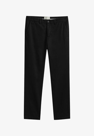 Pantalon noir à jambes droites avec passants de ceinture, poches latérales, fermeture par boutons et étiquette GANT visible sur la ceinture intérieure.