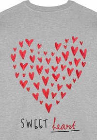 Felpa grigia con vari cuori rossi disposti a forma di cuore, con il testo "SWEET heart" sotto in nero e rosso.