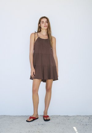 PULL&BEAR, STRAPPY PANELLED WITH BOW DETAIL - DRESS - Robe de jour - brown
