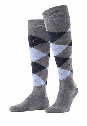 Calze grigie al ginocchio con un motivo a rombi in azzurro chiaro, blu scuro e accenti rossi. Realizzate in un materiale a maglia testurizzata.