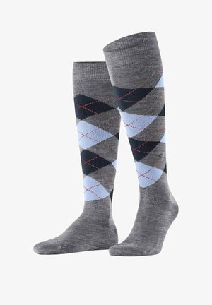 Graue Kniestrümpfe mit einem Rautenmuster in Hellblau, Dunkelblau und roten Akzenten. Hergestellt aus einem strukturierten Strickmaterial.
