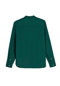Koszula z długim rękawem, w jednolitym ciemnozielonym kolorze, wykonana z gładkiej tkaniny. Posiada standardowy kołnierzyk, zapinane mankiety oraz prosty dół.