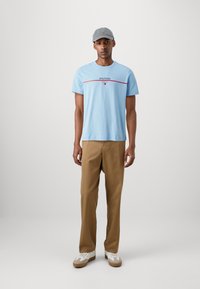 Tommy Hilfiger STRIPE TEE - Triko s potiskem - vessel blue
