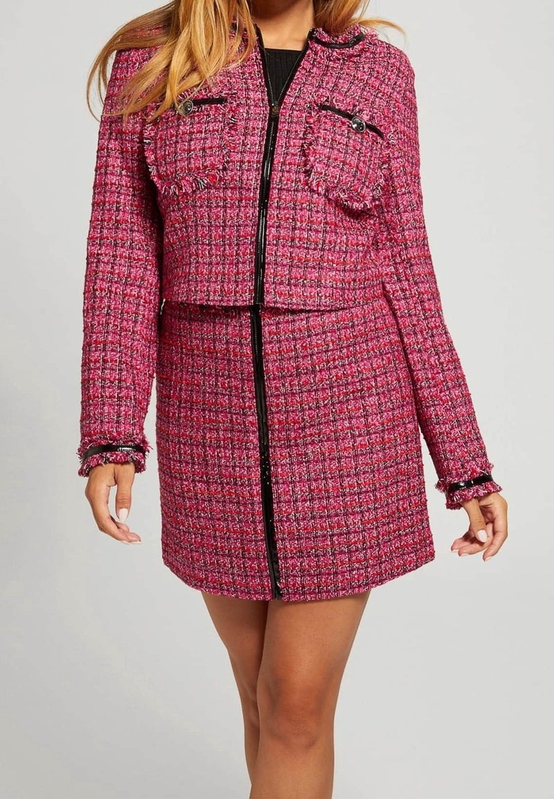 Roze tweedjack met twee voorzakken, een cropped ontwerp en rafelige mouwen. Voorzien van een zwarte rits en een gemêleerd stofpatroon.