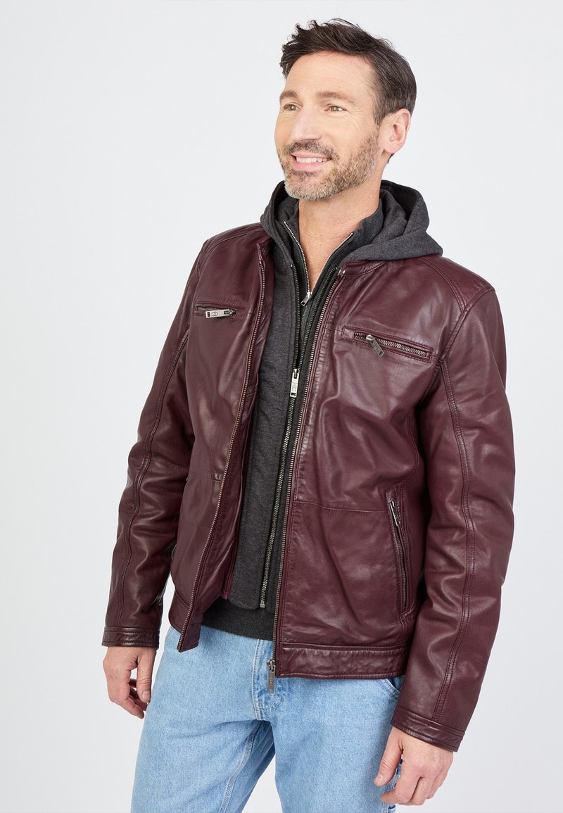 Weinrote Lederjacke mit glatter Textur, mit Reißverschluss versehenen Fronttaschen und einem grauen Hoodie darunter. Klassische Passform mit einem lässigen Design.