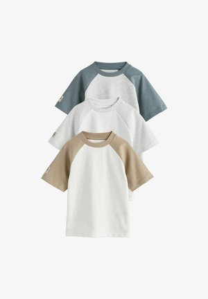 Trois t-shirts raglan à manches courtes empilés, présentant des manches beige, blanche et bleue avec des bandes d'encolure assorties sur un corps blanc.