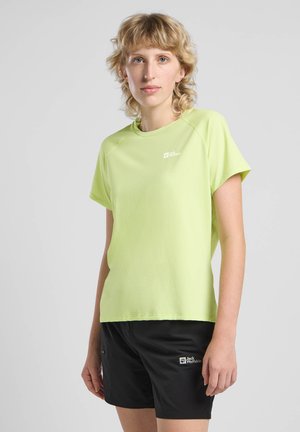 Lichtgroene top met korte mouwen van een gladde stof, met een ronde halslijn en een klein logo op de borst. Gecombineerd met zwarte shorts.