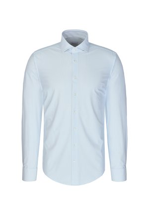 Chemise habillée homme bleu clair à manches longues avec des rayures verticales discrètes et des boutons blancs, présentée de face avec un col classique.