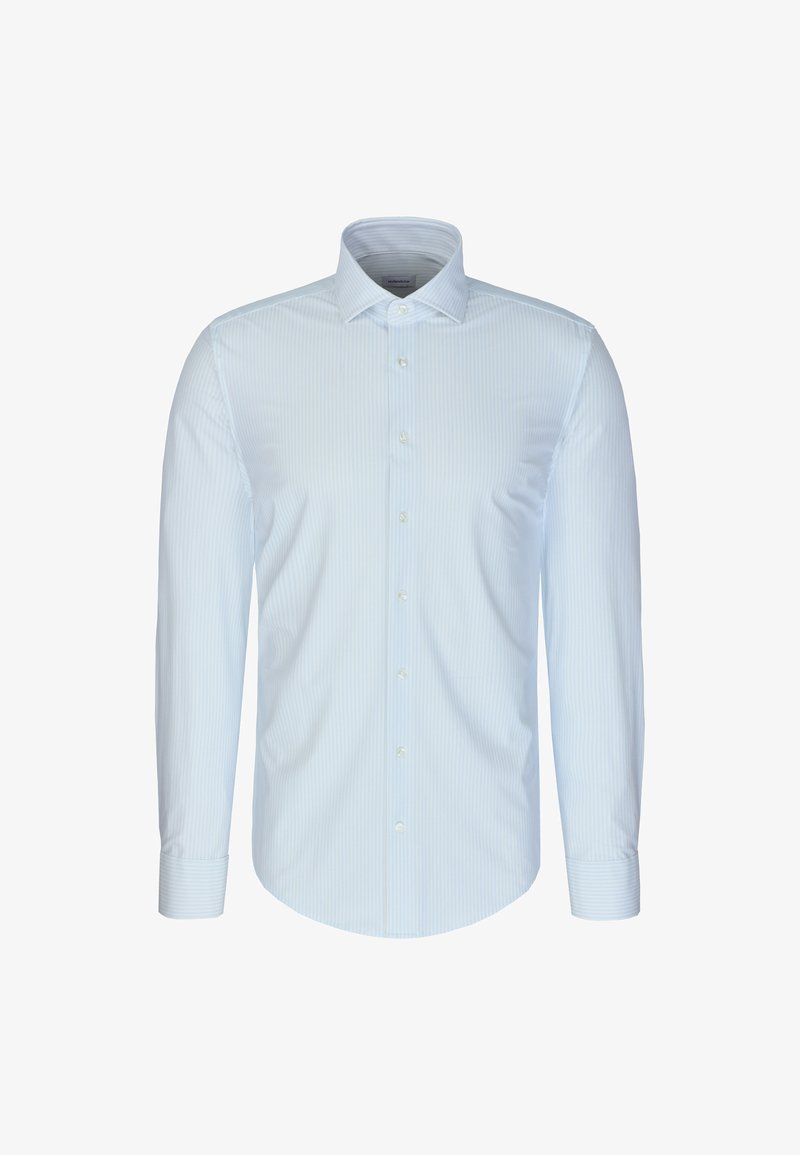 Chemise habillée homme bleu clair à manches longues avec des rayures verticales discrètes et des boutons blancs, présentée de face avec un col classique.